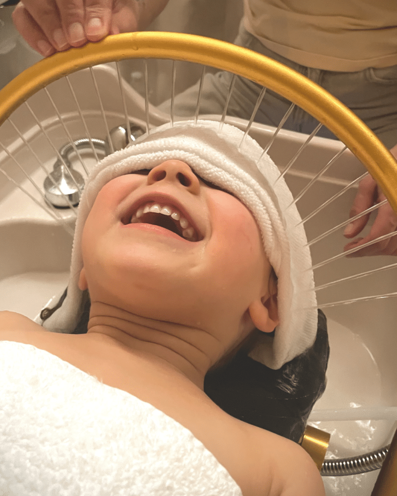 Massage doux du cuir chevelu pour enfant, rituel CHIBI